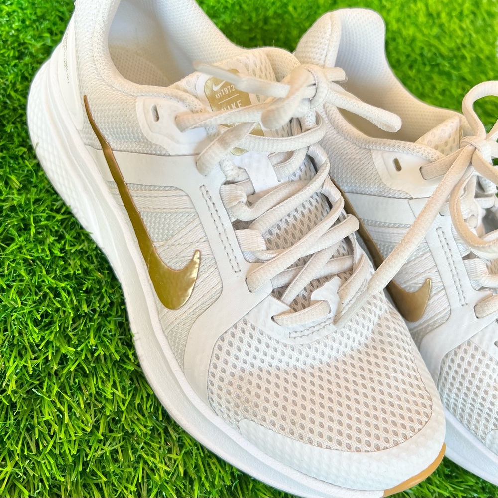 NIKE Run Swift 2.0 - SIZE 6 1/2 - Women’s - White & Gold